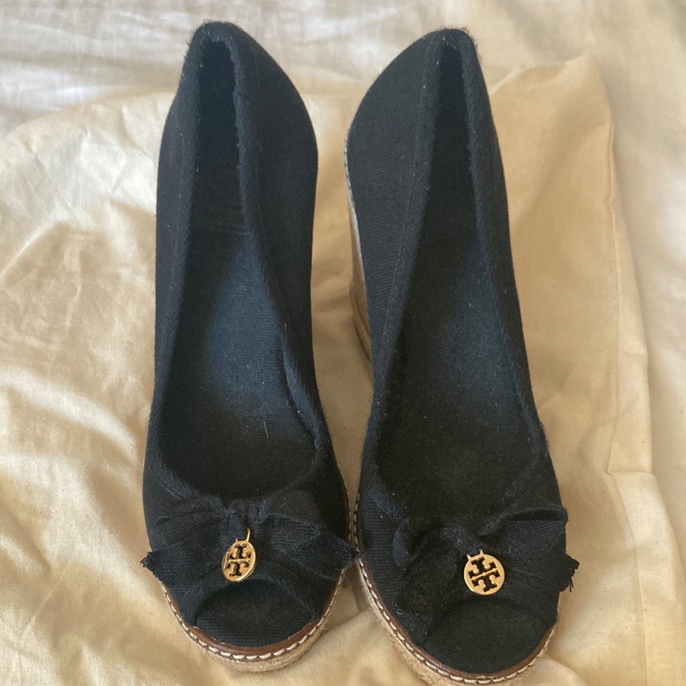 Black canvas with peekaboo toes